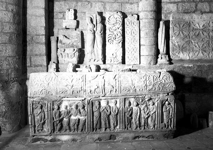 Sarcophage chrétien en marbre sculpté, au couvercle : Daniel dans la fosse aux lions et à la face antérieure, le Christ entre les apôtres