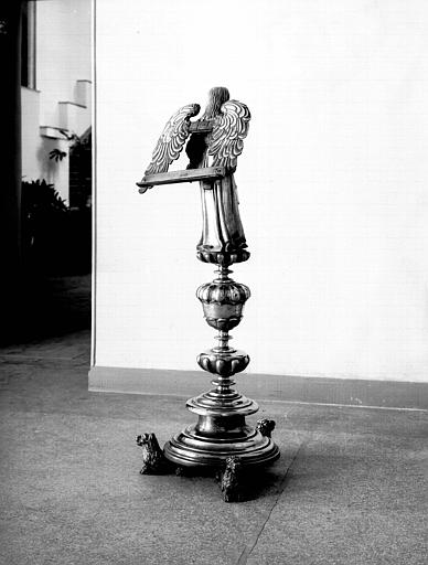 Lutrin de l'atelier des Pays-Bas en cuivre ciselé : dos - © Ministère de la Culture (France), Médiathèque du patrimoine et de la photographie, diffusion RMN-GP