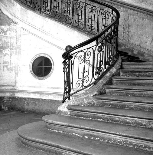 Intérieur : départ d'escalier