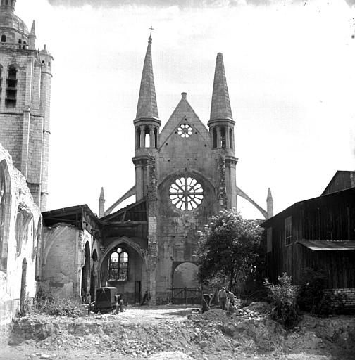 Revers de la façade ouest : au sud clôture provisoire de la chapelle des Miracles, avant démolition