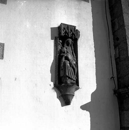 Statue en granit : Vierge de Pitié sous dais - © Ministère de la Culture (France), Médiathèque du patrimoine et de la photographie, diffusion RMN-GP