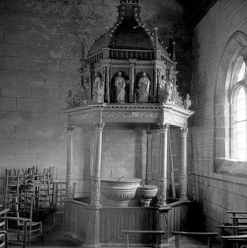 Fonts baptismaux à baldaquin en bois sculpté et peint