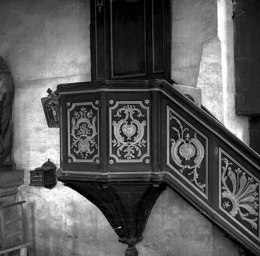 Chaire à prêcher en bois peint