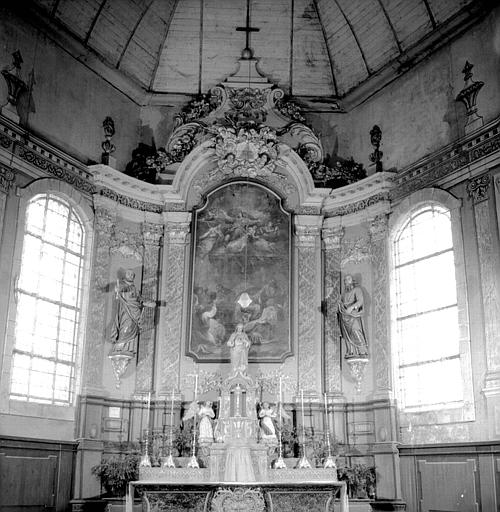 Autel et retable du choeur en bois peint et doré avec toile, époque Louis XV