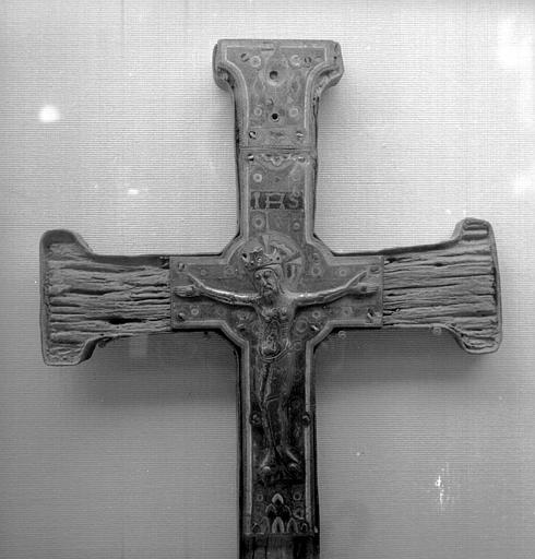 Crucifix en cuivre émaillé sur âme de bois