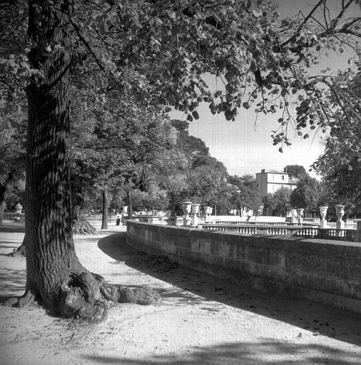 Parapet des douves sur le boulevard