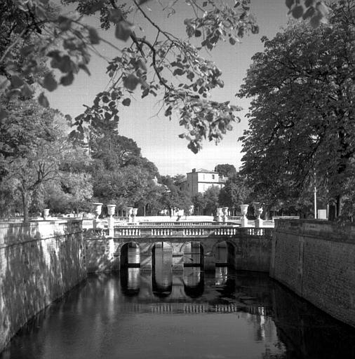 Pont d'entrée sur les douves