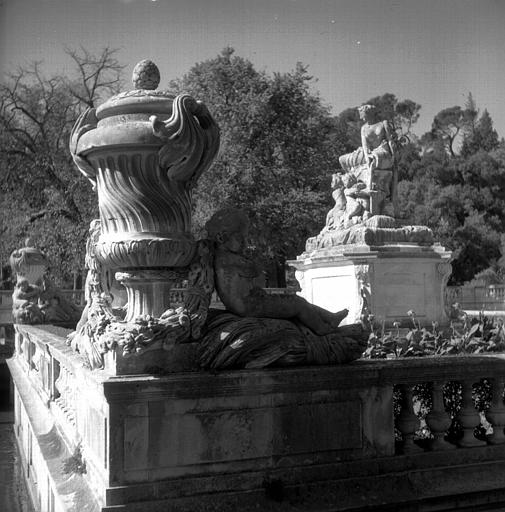 Bassin inférieur des anciens bains romains : décoration des balustrades