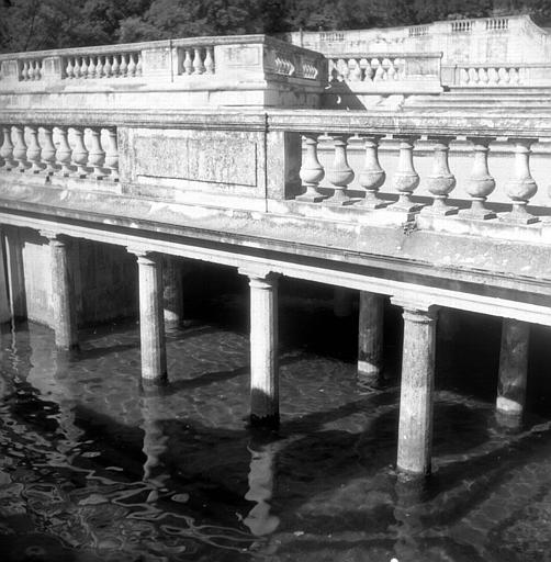 Bassin inférieur des anciens bains romains : colonnes romaines