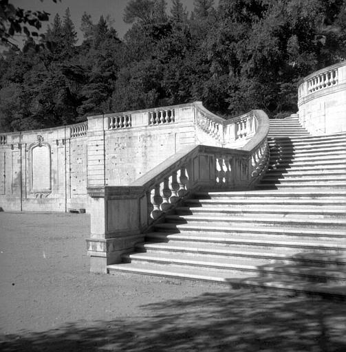 Escalier monumental menant aux cascades