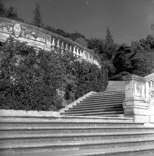 Escalier monumental menant aux cascades