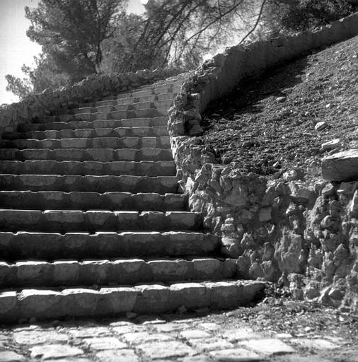 Un des escaliers conduisant à la tour Magne