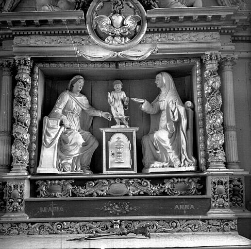 Groupe en bois : sainte Anne, l'Enfant et la Vierge