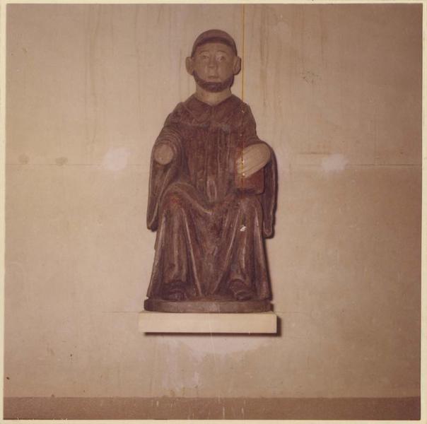 statue : moine assis (un), vue générale - © Ministère de la Culture (France), Médiathèque du patrimoine et de la photographie (objets mobiliers), tous droits réservés