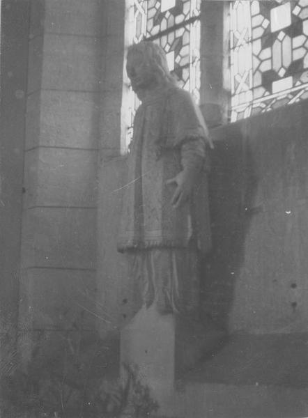 statue : diacre (un), vue générale