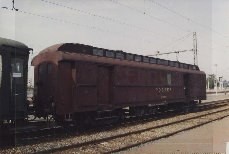 wagon : voiture mixte bureau-allège postale OCEM-FL, PE 695, vue générale - © Ministère de la Culture (France), Médiathèque du patrimoine et de la photographie (objets mobiliers), tous droits réservés