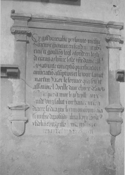 plaque commémorative rappelant les fondations faites par Etienne Corenetier, curé de Gouloux, vue générale