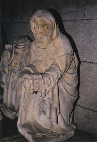 statue : religieuse (une), vue générale