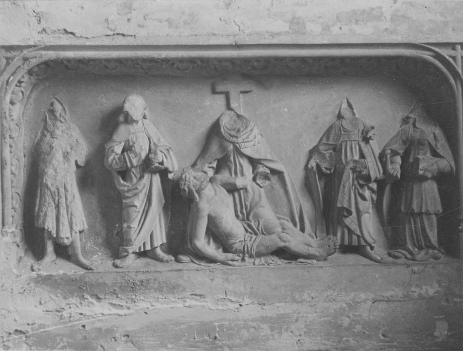 bas-relief : Vierge de Pitié et personnages, vue générale