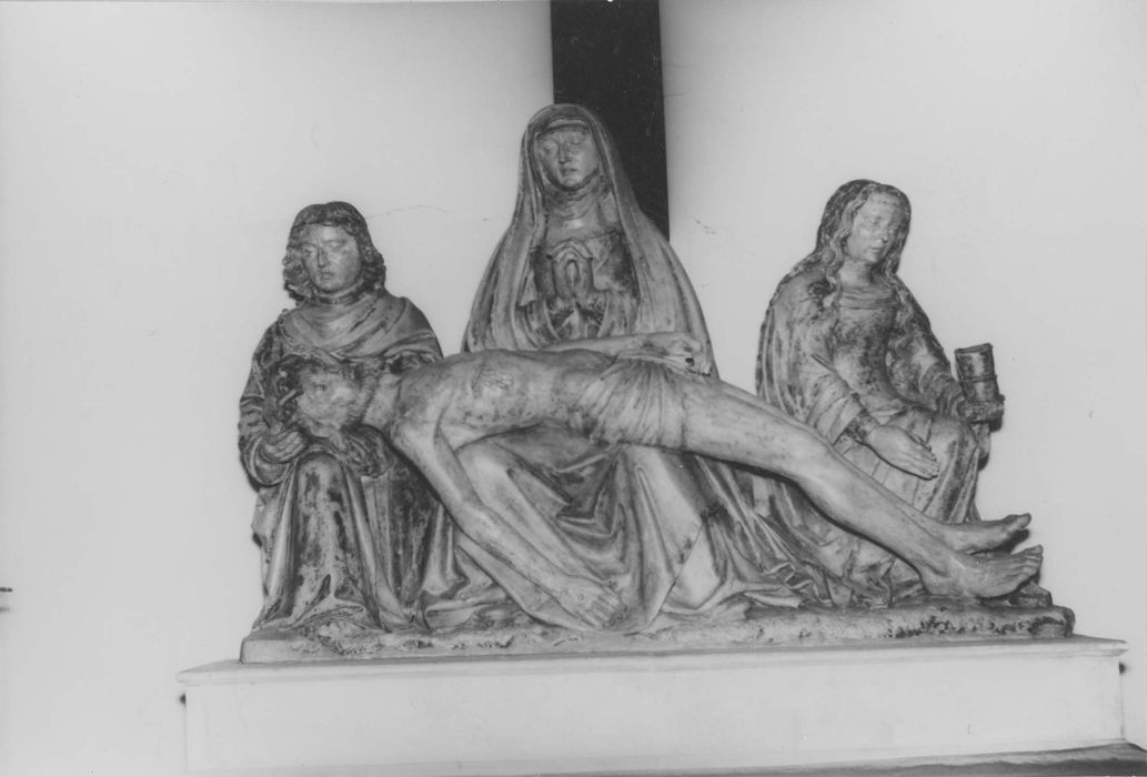 groupe sculpté : Vierge de Pitié entre saint Jean et sainte Madeleine (la), vue générale