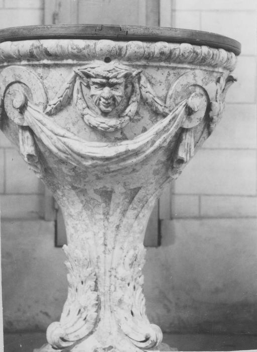 fonts baptismaux, vue générale - © Ministère de la Culture (France), Médiathèque du patrimoine et de la photographie, diffusion RMN-GP