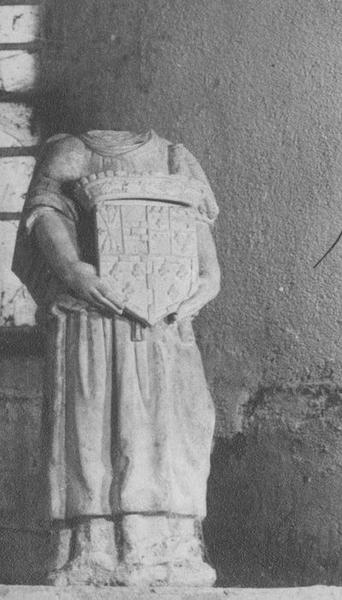 statuette : personnage portant des armoiries, vue générale