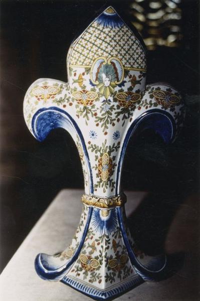 vase fleur de lys de la maison Montagnon, vue générale