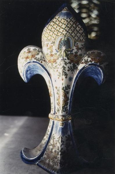 vase fleur de lys de la maison Montagnon, vue générale