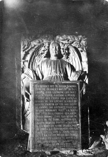 plaque funéraire de Jean Simonin, curé de Luzy - © Ministère de la Culture (France), Médiathèque du patrimoine et de la photographie (objets mobiliers), tous droits réservés