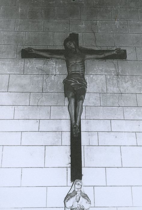 statue : Christ en croix