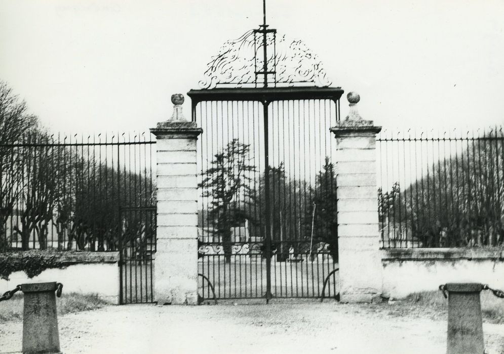 clôture (grille d'entrée) de la cour d'honneur