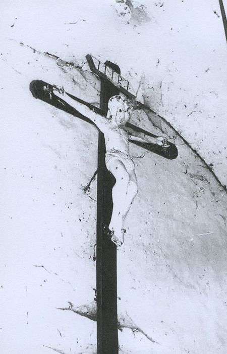 statue : Christ en croix