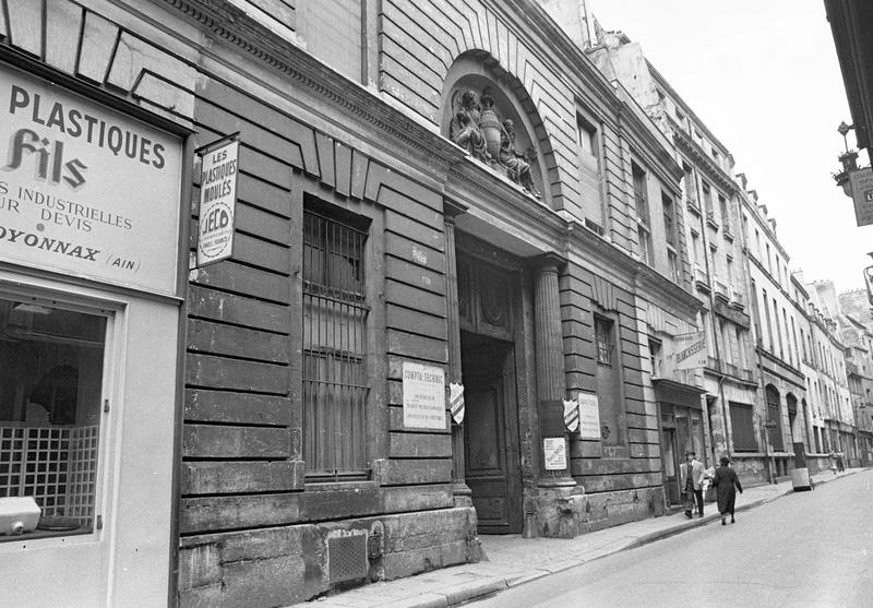 Façade sur rue animée, vue en perspective