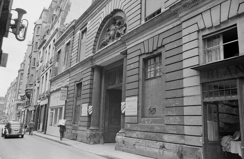 Façade sur rue animée, vue en perspective