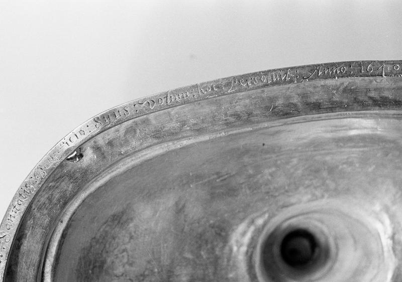 Croix d'autel, détail : inscription sous le pied concernant le commanditaire - © Ministère de la Culture (France), Médiathèque du patrimoine et de la photographie, diffusion GrandPalaisRmn Photo