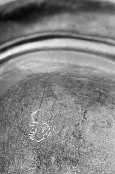 Croix d'autel, détail : poinçon de maître avec lettres FM sous le pied - © Ministère de la Culture (France), Médiathèque du patrimoine et de la photographie, diffusion GrandPalaisRmn Photo