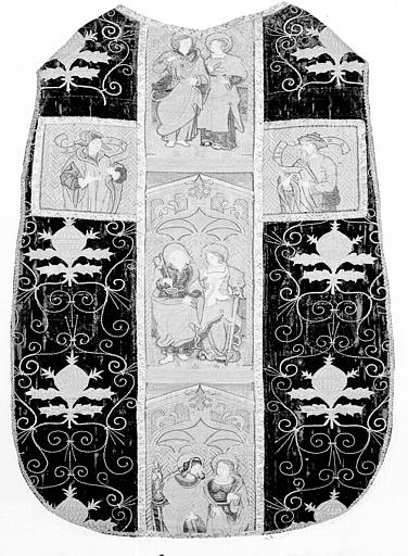 Chasuble en velours rouge brodé d'or, orfrois à personnages : devant, état après restauration