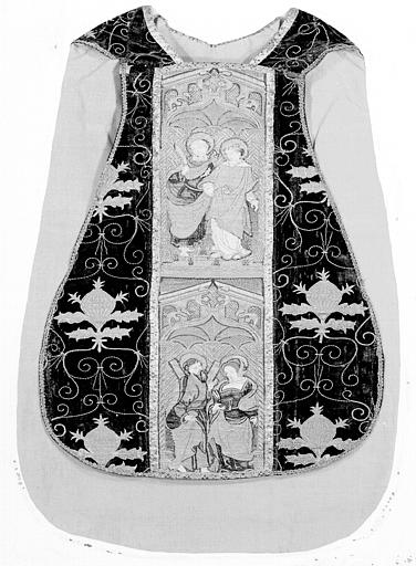 Chasuble en velours rouge brodé d'or, orfrois à personnages : dos, état après restauration