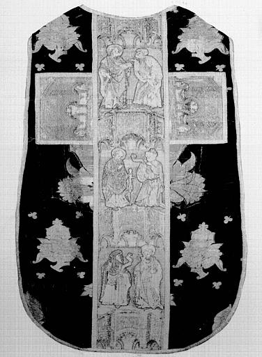 Chasuble en velours rouge brodé d'or, orfrois à personnages : dos, état après restauration