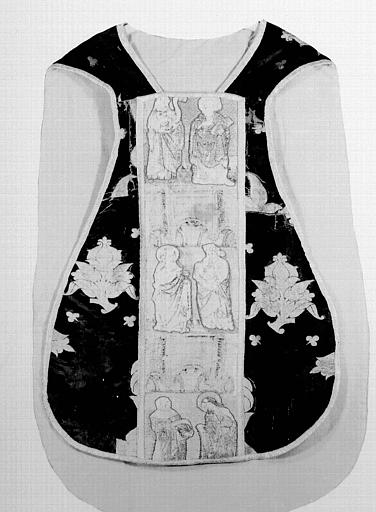 Chasuble en velours rouge brodé d'or, orfrois à personnages : devant, état après restauration