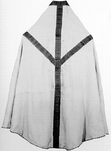 Chasuble de saint Dominique en lin blanc à orfrois à décor géométrique : dos, état après restauration