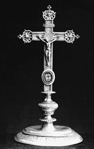 Croix reliquaire pédiculée en argent aux armes de la famille de Lannion et poinçons - © Ministère de la Culture (France), Médiathèque du patrimoine et de la photographie, diffusion RMN-GP