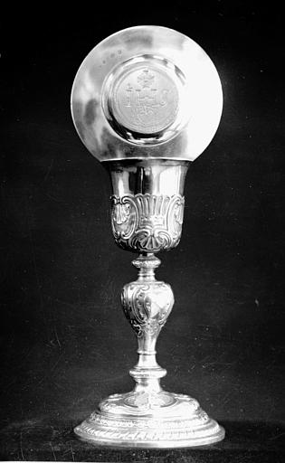Calice et patène en argent (numéro 2) : poinçons de l'orfèvre Pierre Marie Tiret - © Ministère de la Culture (France), Médiathèque du patrimoine et de la photographie, diffusion RMN-GP