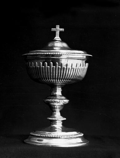 Ciboire en argent avec coupe dorée et nombreux poinçons - © Ministère de la Culture (France), Médiathèque du patrimoine et de la photographie, diffusion RMN-GP