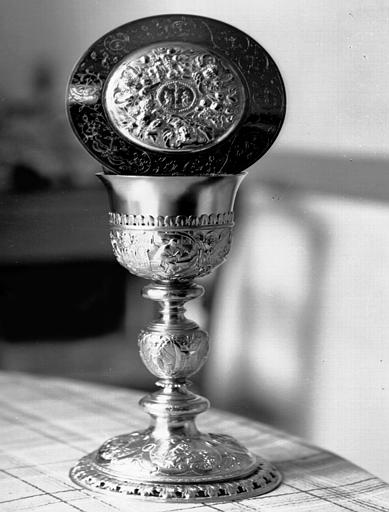 Calice et patène en argent doré (numéro 1) : Les Pères de l'église et évangélistes, inscription et poinçons - © Ministère de la Culture (France), Médiathèque du patrimoine et de la photographie, diffusion RMN-GP