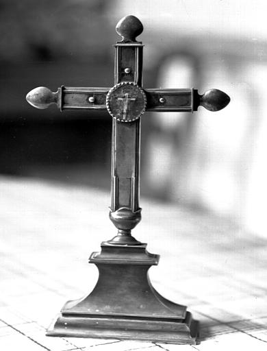 Croix reliquaire pédiculée en argent : inscription et poinçons - © Ministère de la Culture (France), Médiathèque du patrimoine et de la photographie, diffusion RMN-GP