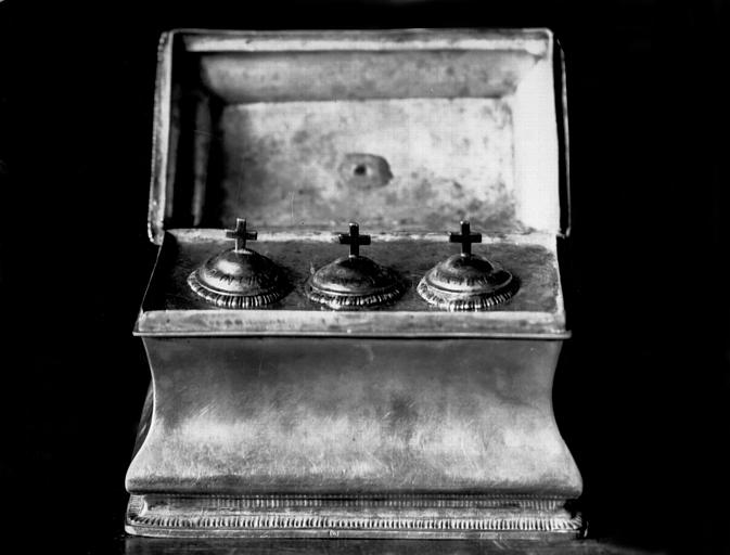 Boîte aux Saintes Huiles en argent avec poinçons - © Ministère de la Culture (France), Médiathèque du patrimoine et de la photographie, diffusion RMN-GP