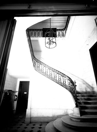 Départ d'escalier du rez-de-chaussée