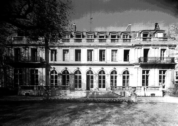 Façade sur jardins : vue axiale