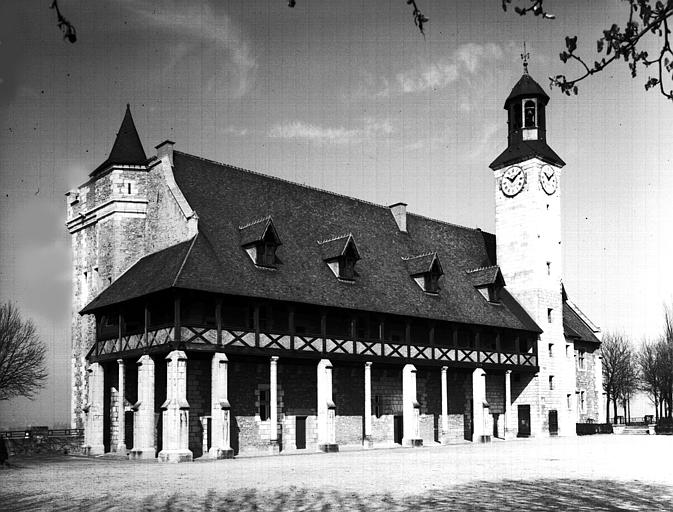 Façade sur la place